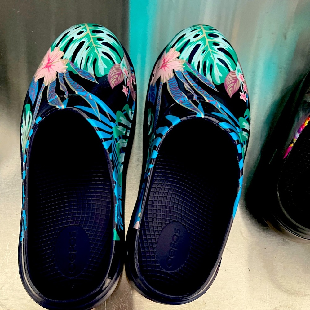 Oofos clogs